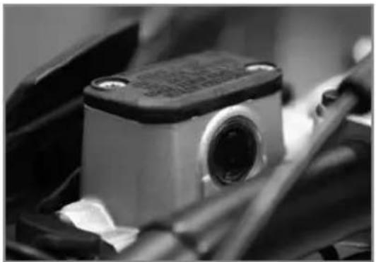 Sherco 250 SE (2023) - CONTROL DE NIVEL DE LÍQUIDO DEL FRENO DELANTERO - 1