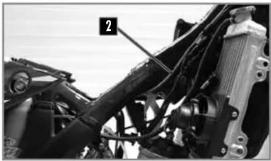 Sherco 250 SE (2023) - REINSTALLING THE FUEL TANK - 2