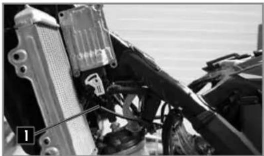 Sherco 250 SE (2023) - REINSTALLING THE FUEL TANK - 1