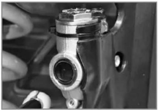 Sherco 250 SE (2023) - CONTRÔLE DU NIVEAU DE LIQUIDE FREIN ARRIÈRE - 1