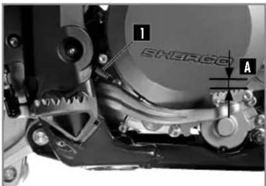 Sherco 250 SE (2023) - VÉRIFICATION DE LA GARDE DE LA PÉDALE DE FREIN ARRIÈRE - 1