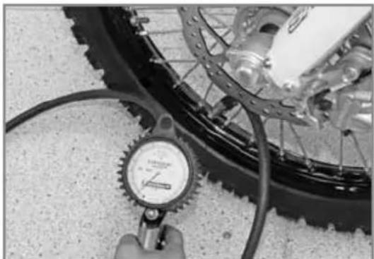Sherco 250 SE (2023) - CONTRÔLE DE LA PRESSION DES PNEUMATIQUES - 1