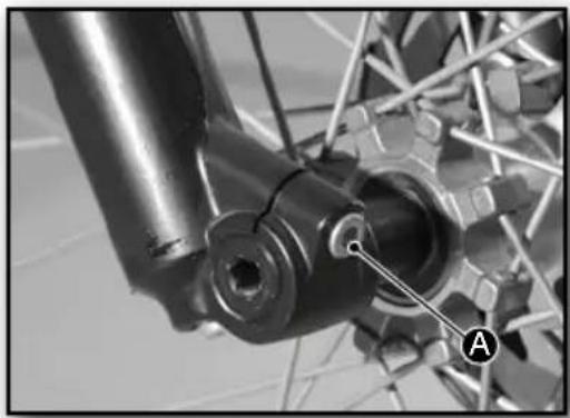 Sherco TY 125 (2024) - Removing and reinstalling front wheel - 1