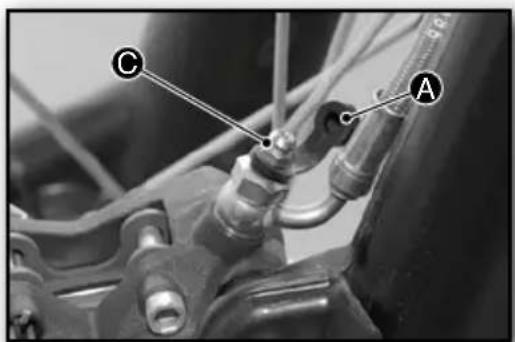 Sherco TY 125 (2024) - ■ Bremsflüssigkeit der Vorderradbremse entlüften - 1