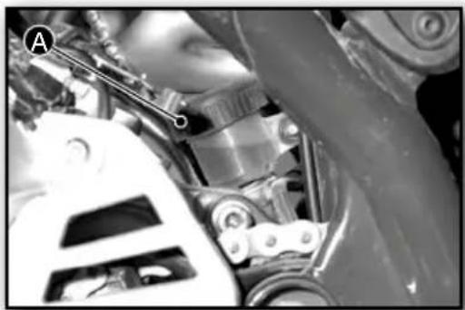 Sherco TY 125 (2024) - Contrôler et faire l'appoint de liquide de frein arrêté - 1
