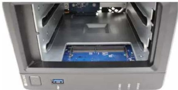 SYNOLOGY DiskStation DS720+ - Pour installer le module de mémoire - 1