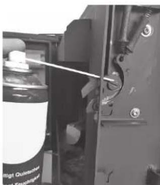 ORANIER Ziva - Schmieren des Snap-Lock-Feuerraumtürverschlusses - 1