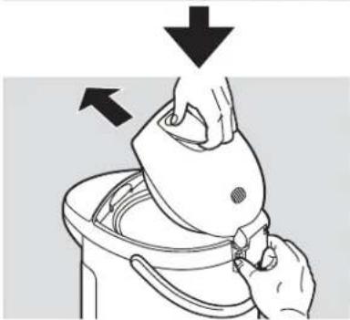 Zojirushi VE Hybrid CVDCC50 - Tenir la bouilloire à deux mains et jeter l'eau restante la où la paroi du recipient interne indique « VIDER D'ICI » - 2