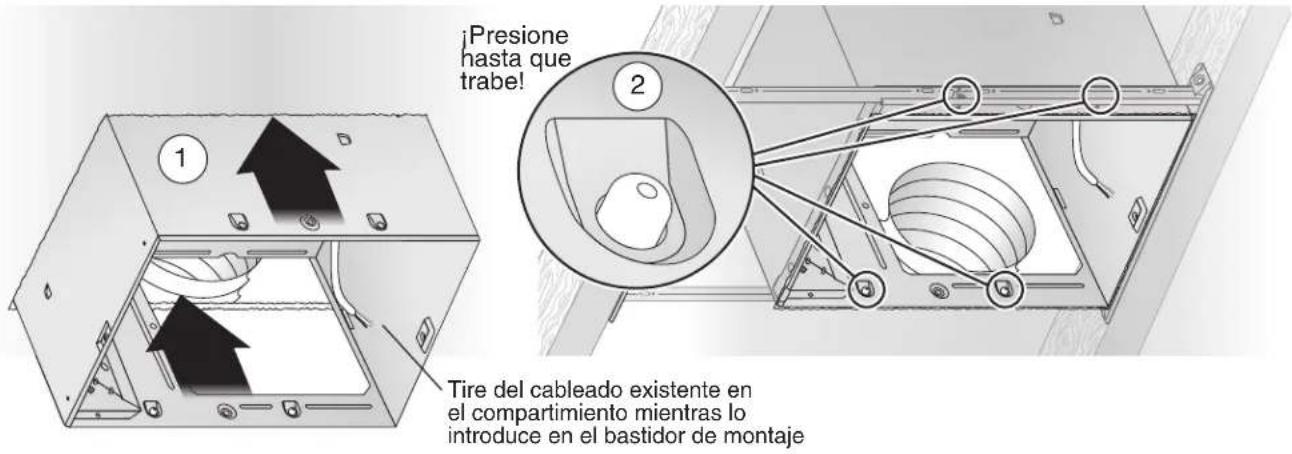 ¡Presione hasta que trabé! Tire del cableado existente en el compartimiento mientras lo introduce en el bastidor de montaje