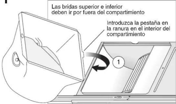 Las bridas superior e inferior debén ir por fuera del compartimiento Introduzca la pestaña en la ranura en el interior del compartimiento 1