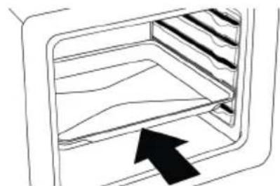 BEKO FBE63131WCS - Mise en place de la grille métallique et du plateau métallique sur les étagères de cuisine - 4