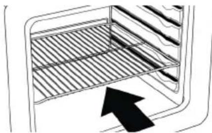 BEKO FBE63131WCS - Mise en place de la grille métallique et du plateau métallique sur les étagères de cuisine - 2
