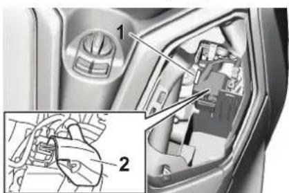 YAMAHA XMAX250 TECH MAX (2025) - Remplacement des fusibles - 2