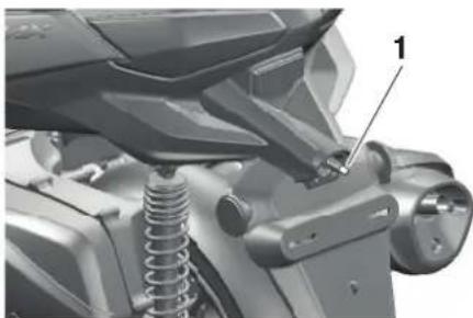 YAMAHA XMAX250 TECH MAX (2025) - Remplacement de l'ampoule d'éclairage de la plaque d'immatriculation - 2
