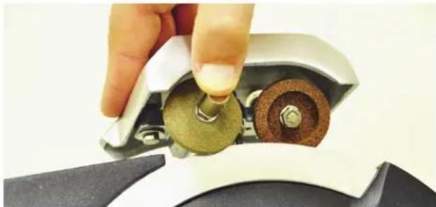 Vollrath 40950 - NOTICE: Use the integrated sharpener to sharpen the blade. Do not remove the blade to sharpen. - 3