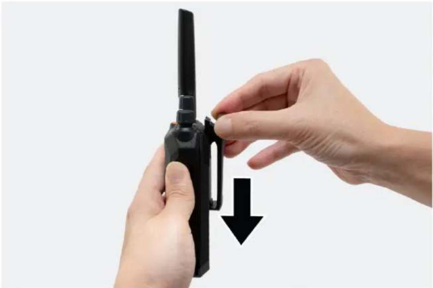 MOTOROLA Mag One BPR 50dX - Attaching the Belt Clip - 1