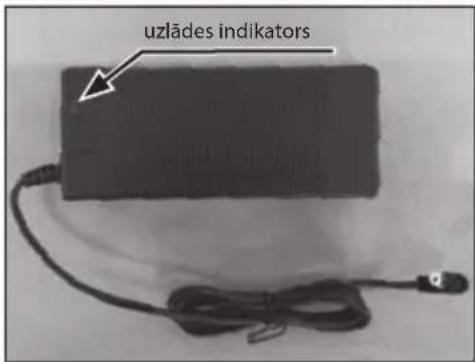 uzlādes indikators