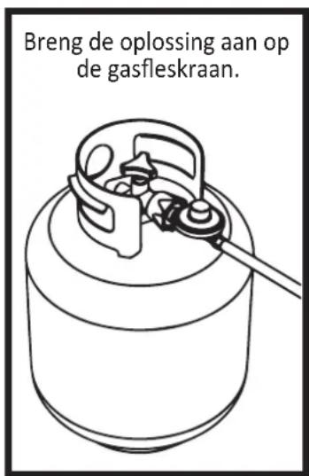 Breng de oplossing aan op de gasfleskraan.