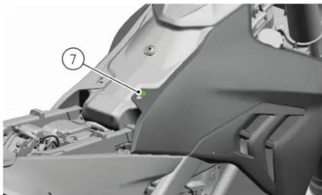 DUCATI Desmo450 MX Factory (2026) - Pose du cache létalr arrère droit - 6