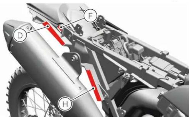 DUCATI Desmo450 MX Factory (2026) - Pose du cache létalr arrère droit - 2