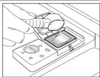 SAMSUNG DW80J3020US - Remplissage du réservoir de produit de lavage - 2