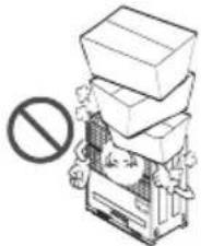 Illustration of a stack of boxes with a prohibition symbol below, indicating no restrictions on storage or equipment.
