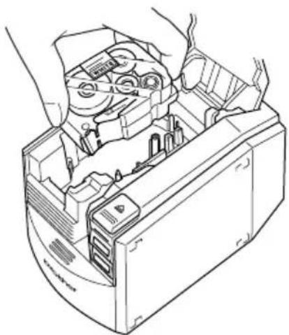 BROTHER Ptouch PT9500PC - Legen Sie die Bandkassette in das Bandfach ein. - 1