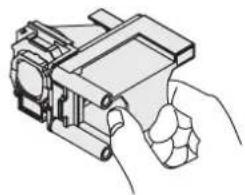 PANASONIC PTF100U - Retirer et replacer la lampe - 3