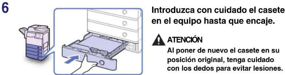 6 Introduzca con cuidado el casete en el equipo hasta que encaje. ATENCIÓN Al poner de nuevo el casete en su posición original, tenga cuidado con los dedos para evitar lesiones.