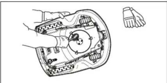 HUSQVARNA Automower 405X - Nettoyage du chassis et du disque de coupe - 4
