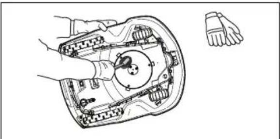 HUSQVARNA Automower 415X - Nettoyage du chassis et du disque de coupe - 4