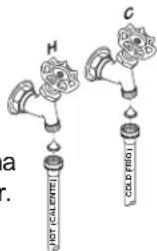 GE GTW755CSMWS - CONECTE LAS MANGUERAS DE AGUA A LAS VÁLVULAS DE SALIDA - 1