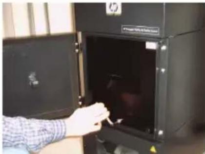HP Designjet HD Pro Scanner - Wyjmowanie starych filtrów - 2