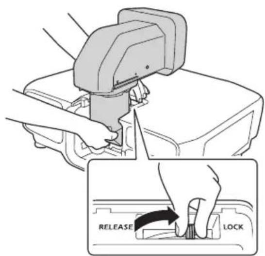 EPSON ELPLX02S - Rimuovere il copriobiettivo (piccolo) dall'unità obiettivo. - 2