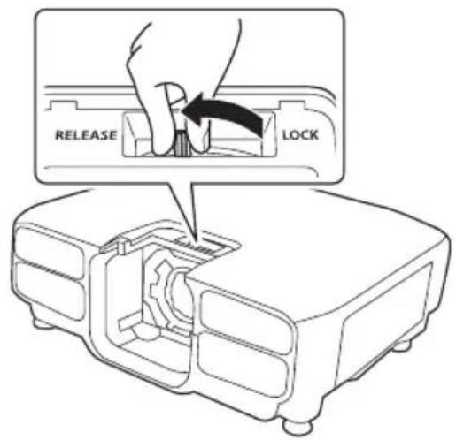 EPSON ELPLX02S - Entfernen Sie die Objektiversatzabdeckung. - 1