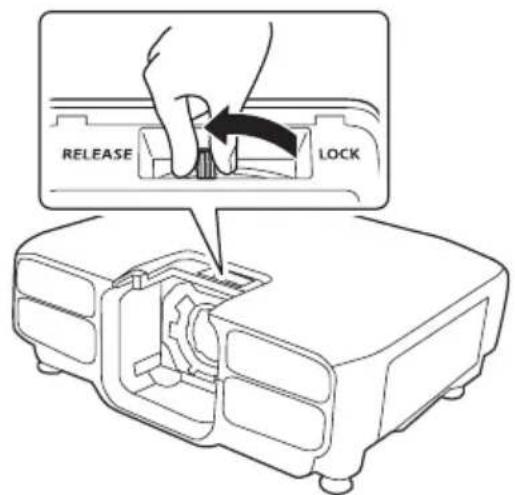 EPSON ELPLX02S - Quite la tapa de reemplazo de la lente. - 1