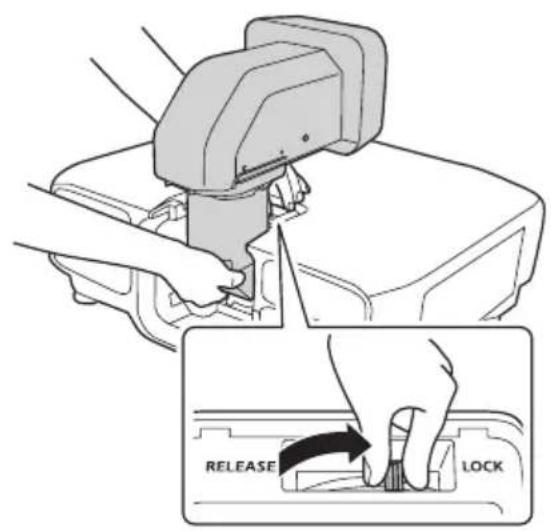 EPSON ELPLX02S - Nehmen Sie die Abdeckung (klein) vom Objektiv ab. - 2