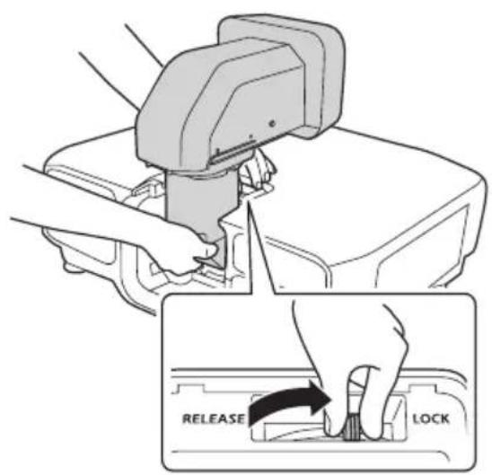 EPSON ELPLX02S - 从镜头单元取下镜头盖(小)。 - 2