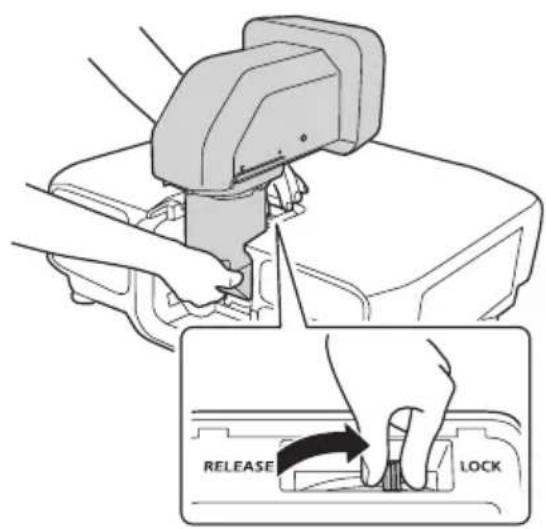 EPSON ELPLX02S - Retire la tapa de la lente (pequeña) de launidad de la lente. - 3