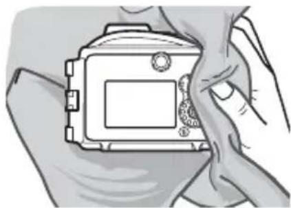NIKON WPN2 - Immergere la custodia in acqua pulita. - 2