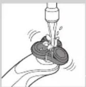 PHILIPS Series 7000 S7910 - Cleaning the shaver under the tap - 1