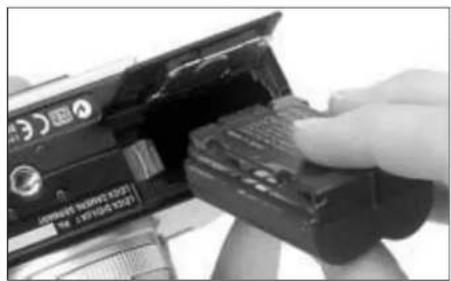 LEICA Digilux 1 - Inserting and removing the battery - 2