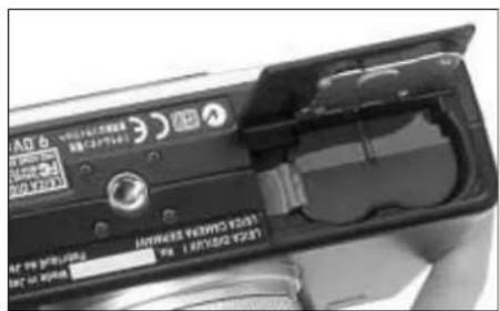 LEICA Digilux 1 - Inserting and removing the battery - 3
