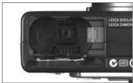 LEICA Digilux 1 - Inserting and removing the battery - 1