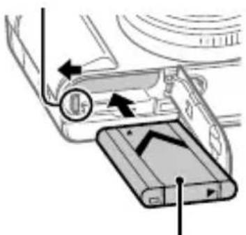 SONY Cybershot DSCWX700 - Indsætning af batteripakken (medfølger)/hukommelseskortet (sælges separat) i kameraet - 3
