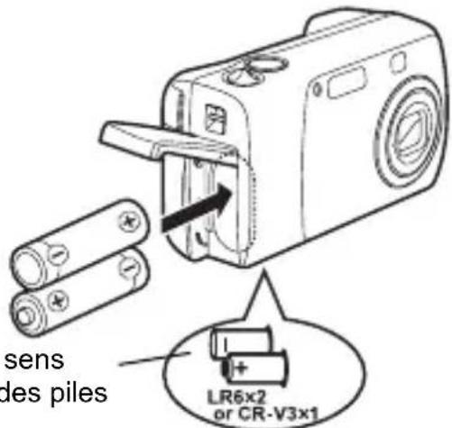 OLYMPUS Camedia D540 Zoom - Introduisez les piles, en prenant garde de les placer dans le bon sens, comme l'indique l'illustration. - 1