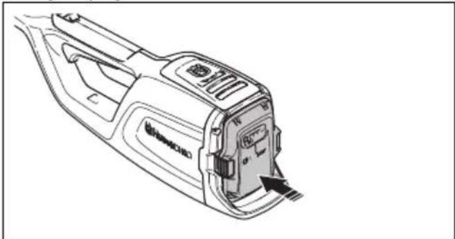 HUSQVARNA 120iTK4H - Aku ühendamine seadmega. - 2