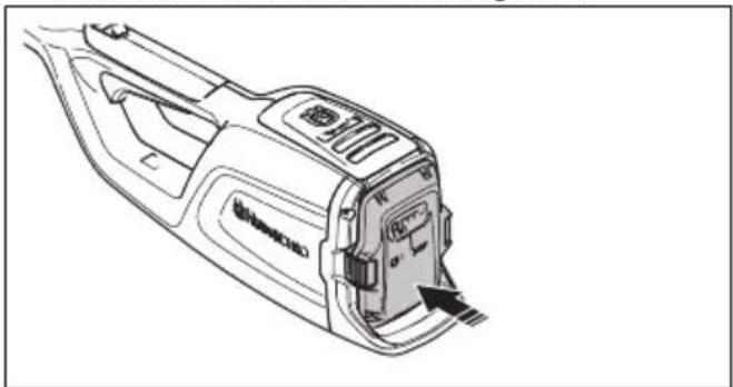 HUSQVARNA 120iTK4H - So schließen Sie den Akku an das Gerät an - 2
