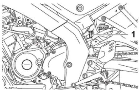 YAMAHA XSR125 (2021) - Nettoyage du tube de vidange du filtré à air - 1