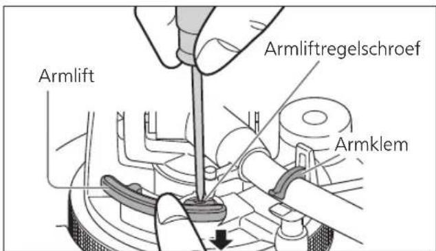 PANASONIC SL100C - Plaats de toonarm weer op de armsteun, klem deze vast met de armklem en draai aan de schroef om de hoogte te verstellen terwijl u de armlift met uw vinger naar beneden duwt. - 1